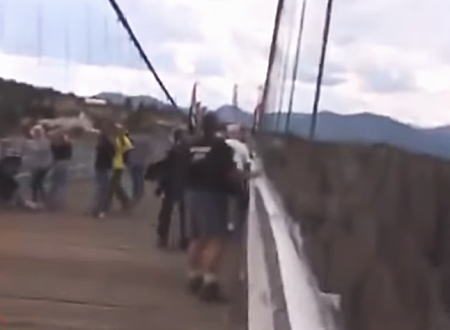 目測を誤ったムササビ男が高速で橋に激突して死亡してしまう事故の映像。