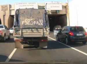 渋滞の原因はまさかのフリーダムすぎるお兄さんだった・・・。なにしてんのｗ