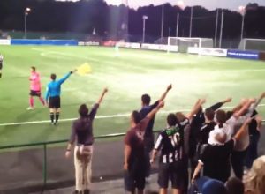 海外の観客ワロタｗｗｗサッカーで線審にストーキングする観客の群れｗｗｗ