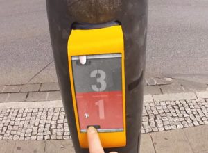 信号待ちの間に向こう側の人と対戦ゲームを楽しめるドイツの信号機が凄い