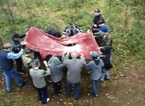 飛び降りた人間を広げたマットで受け止めるのは意外と難しい動画。大痛い