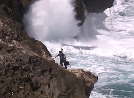 沖縄で釣り人が高波にさらわれてしまう事故の映像が撮影される。