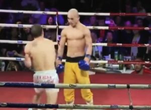 タフすぎる少林寺ファイター「Yi Long」ノーガード挑発でパンチぼこ受けｗｗｗ