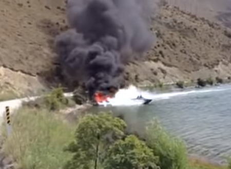 消火器が無くてもおっけー☆燃えるボートの火を消すクールな消火方法とは。