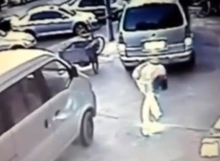 中国でマンホールが爆発し女性が吹き飛ばされて負傷。その瞬間のビデオ。