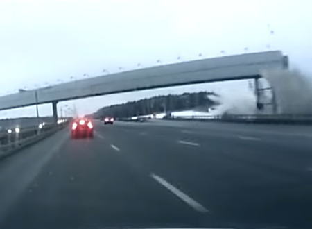 これはヤバい。モスクワで起きた旅客機オーバーラン事故の瞬間の映像がアップされる