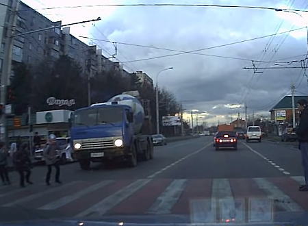 生コン車が横断歩道上の少年をはねてしまう事故のドラレコ映像。