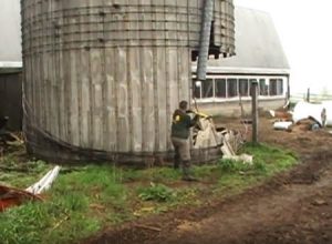 サイロ壊しで危機一髪。生き埋め5秒前（MI5）。トンカチの人は良く逃げた。