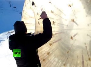 大きなボールに入って転がるアトラクション「ゾービング」で死亡事故が発生