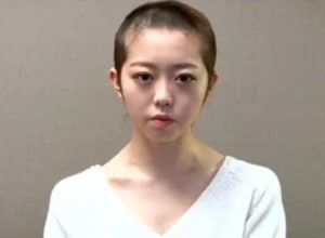 AKB48の峯岸みなみさんが丸刈りにして謝罪。3分49秒間のメッセージ動画