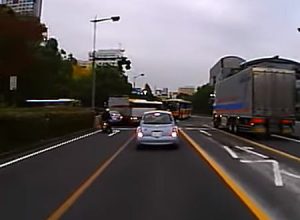 広島事故。2車線左折レーンで思いっきり巻き込まれて側壁とサンドイッチ。