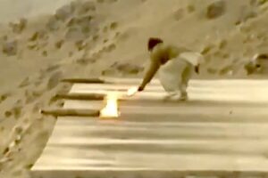 軍事動画。発射装置なしに砲弾だけで発射するゲリラ。アフガニスタンの場合。