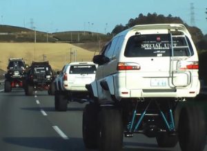 どうやって乗るんだよｗｗｗ東名高速でハイリフトすぐる集団を撮影したビデオ