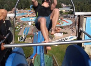 ウォータースライダーのスリルを設計以上に楽しみたいという男性がクレイジー。