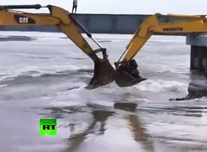 ロシア人は橋が崩壊した程度じゃ動じない。キャタピラーとKOMATSUが共演