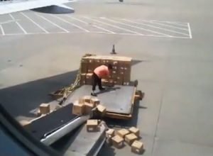 中国の空港で撮影された荷物の扱いがあまりにも酷すぎるスタッフの映像。