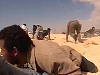戦場カメラマンは危険なお仕事。リビアで反政府軍を取材中にミサイルが・・・