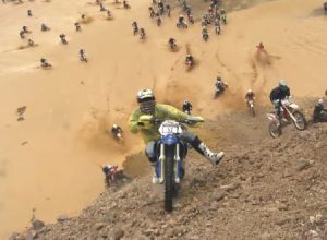 ライダーほいほいあり。レッドブルの巨大すり鉢脱出レースが過酷すぎる。