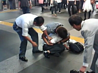 駅で盗撮してた高校生風の男子が通行人たちに取り押さえられている映像 - 1000mg
