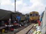 タイにある現役線路の上に市場がある変わった場所