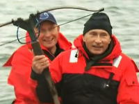 プーチン首相＋クロスボウ。ゴムボートが揺れようが鯨を撃つことなど容易い