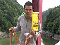 日本人の挑戦「32メートルの高さから輪ゴムでバンジージャンプやってみた」
