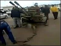 【リビア】反政府運動を続ける市民たちが対空機銃などを入手。ガダフィオワタ