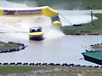モーターボートのジムカーナみたいなレースでミスしたボートがドーン！動画。