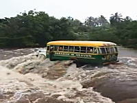 乗客満載のバスが洪水で増水した川に挑む⇒流されて横転し2名が死亡。サモア