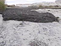 迫りくる黒い流れ。荒地が川になる瞬間。ユタ州で撮影されたAmazingなビデオ。