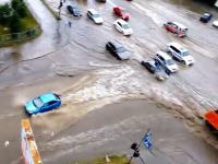 乗用車の川登り（一般道路）大雨？で川になってしまった道路に挑む人たち。