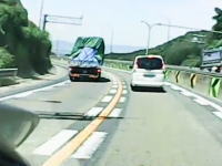 名阪国道のカーブで遠心力に負けたトラックの積荷が荷崩れして横転！後続車載。