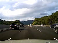 高速道路を走行中の車から女性が落下してしまう映像。どうしてそうなった？