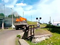 気付くの遅いわｗｗｗ荷台を大炎上させながら走っているトラックを追跡。