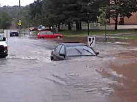 さすがに無理だろ。洪水で水没した道路に挑んだ車がやっぱり立ち往生しちゃう。