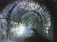 ゴムボートで地下の排水トンネルに進入してみた動画が怖すぎる(((ﾟДﾟ)))