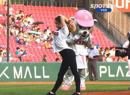 
韓国野球の始球式が凄いと世界のインターネッツで話題。Shin Soo ji