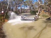 二人乗りのアルミボートで細い水路を爆走する競技。Dinghy Derby 2013の様子。