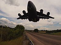 C-17大型輸送機が正面から迫ってくる怖さｗｗｗ着陸の様子を真下から撮影。