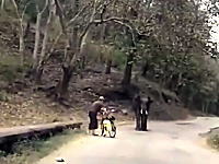 サイクリングしていた女性が象に襲われそうになる。ムドゥマライ国立公園。