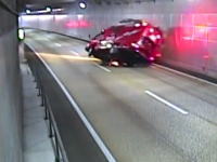 北九州市のトンネル内で緊急走行中の消防車が横転してしまう事故の映像。