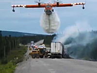 空中消火活動専用機CL-415の威力。炎上するトレーラーに空からどばーっと。