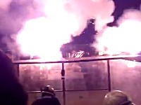まるで戦争。花火師が撮影した打ち上げ船台からの花火大会クライマックス。