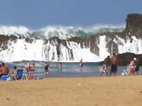 世界一ダイナミックな海水浴場。打ちつける波の迫力がヤバイ。プエルトリコ