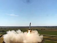 CGみたいな動き。スペースX社の垂直離着陸ロケットは斜めに飛んでも元に戻る。