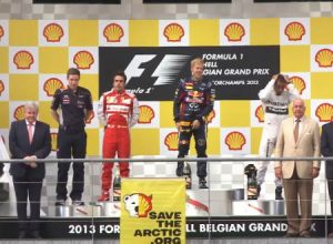 F1ベルギーGPの表彰台にグリーンピースがこっそり抗議の乱入を行っていたｗｗ