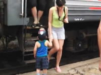 カワイイ少年の出迎えと握手に列車の乗客みんながニッコリする微笑ましい映像