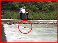 溺れた人を助けようと川に飛び込んだ男性が溺れ死んでしまうまでの一部始終を記録した映像。