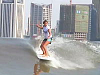 中国の銭塘江では潮による逆流でサーフィンが楽しめる。一度波に乗ると何kmも進む