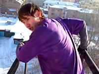 5階建マンションの屋上から積もった雪に向かってダイブ！無茶するロシアン。